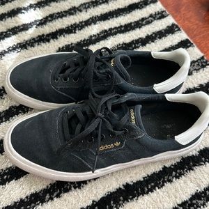 Adidas unisex tennis shoe